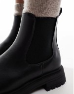 Adjust chunky chelsea boots in black
